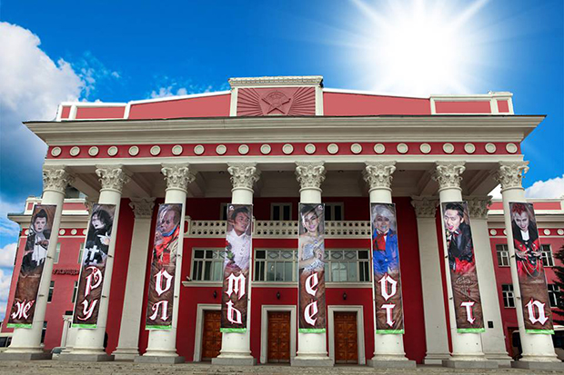 Драмын театрынхан орон нутагт аялан тоглолтоо хийнэ